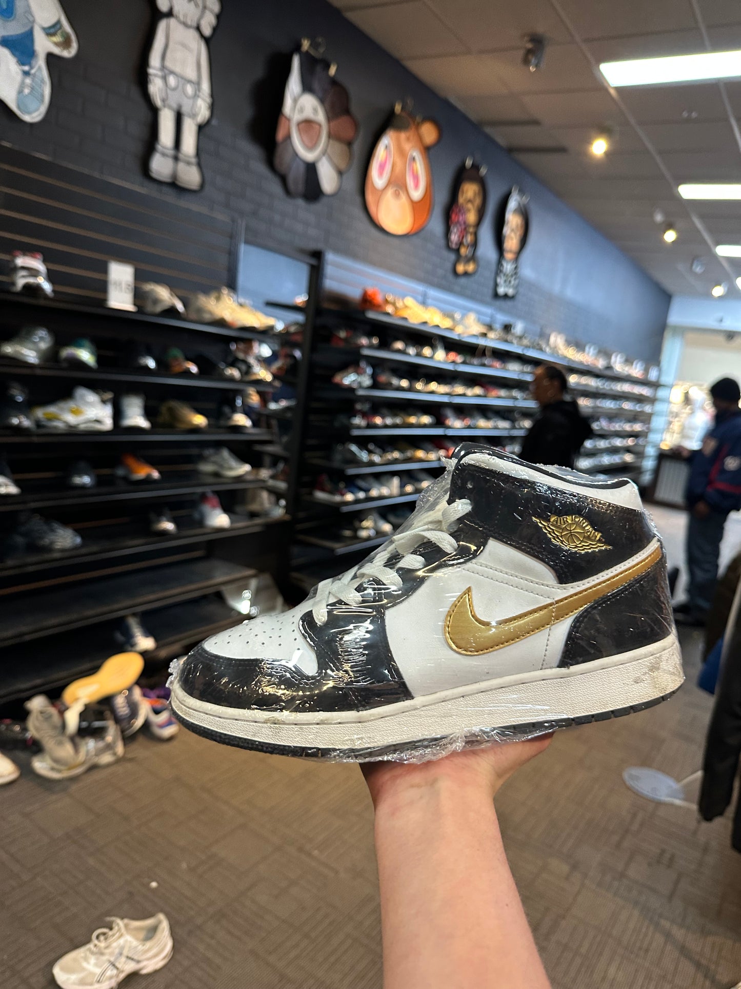 Jordan 1 mid patent gold black used