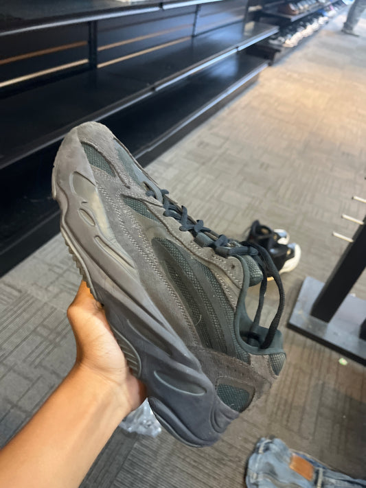 Yeezy 700 vanta (used)