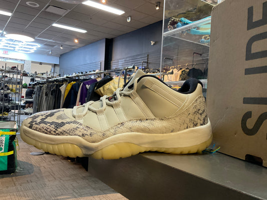 Jordan 11 low snake skin used